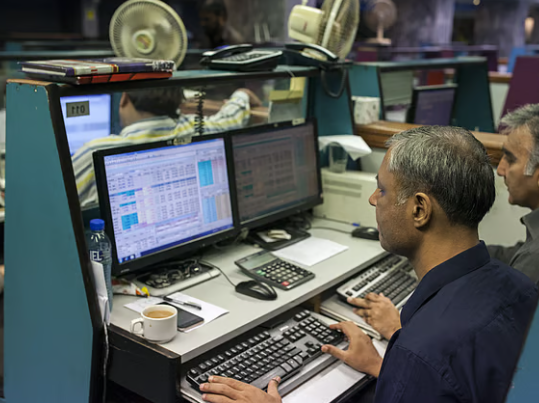 Pakistan Stock Exchange hits historic high of 136,000 points amid investor optimism